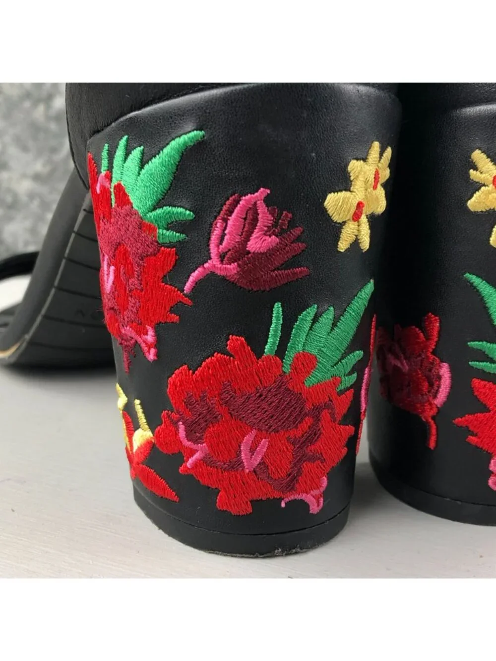 Kenneth Cole Reaction Womens 9.5M Lolita2 Black Leather Floral High Heel Sandals